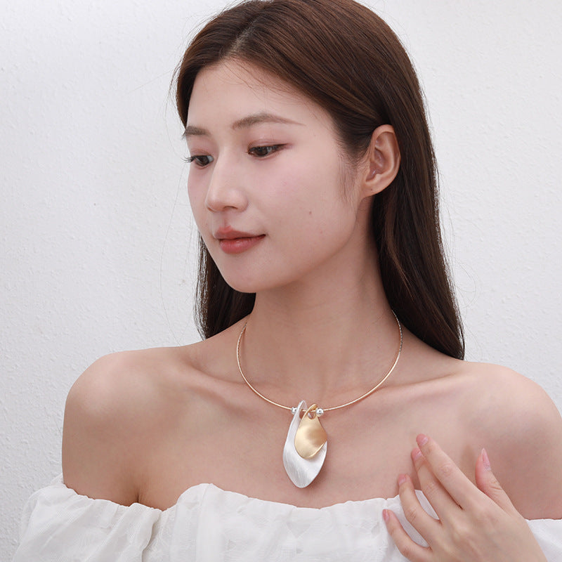 Simple Niche Clavicle Chain Geometric Pendant